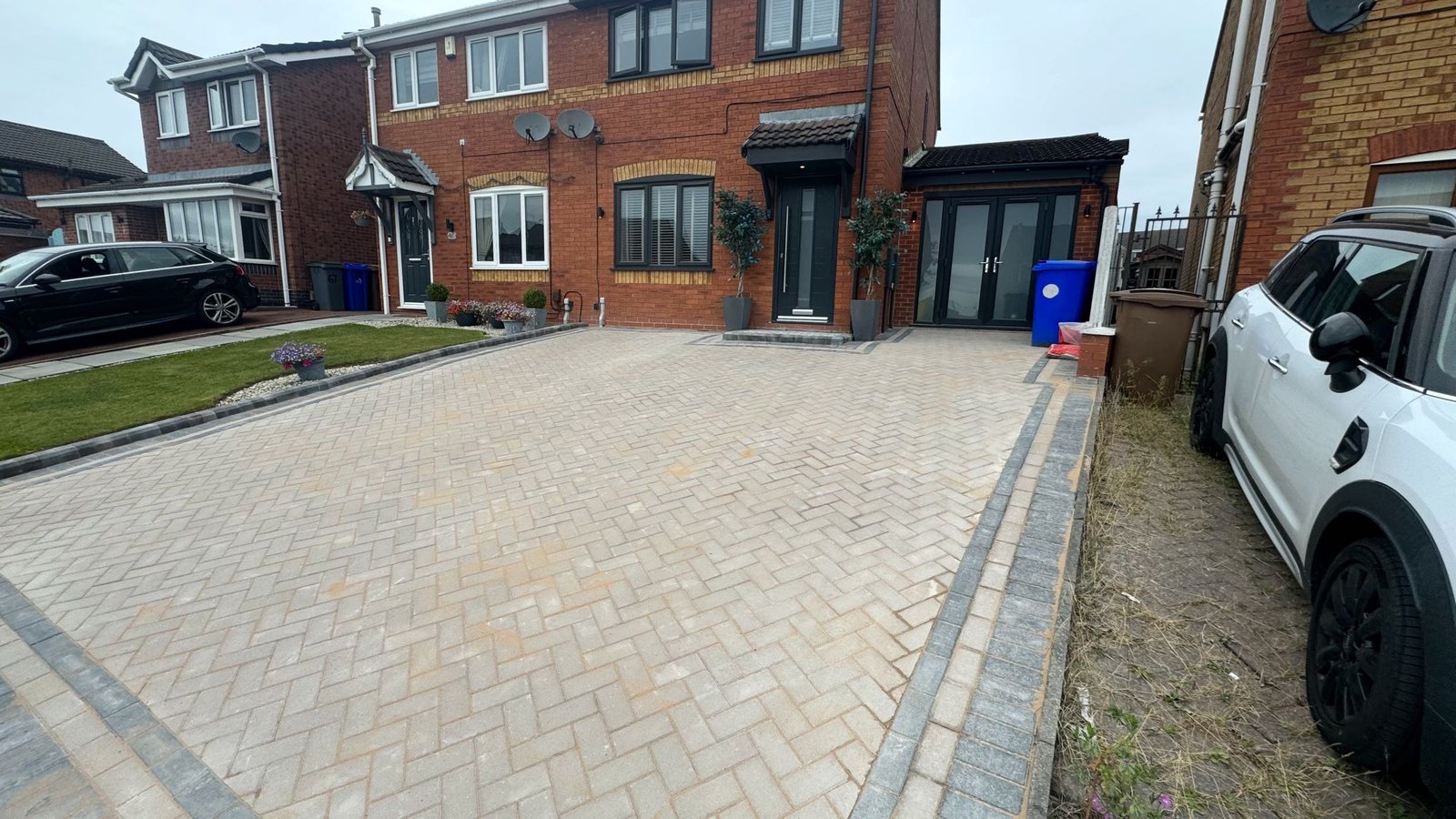 Contrasting Block Paved Driveway image 2